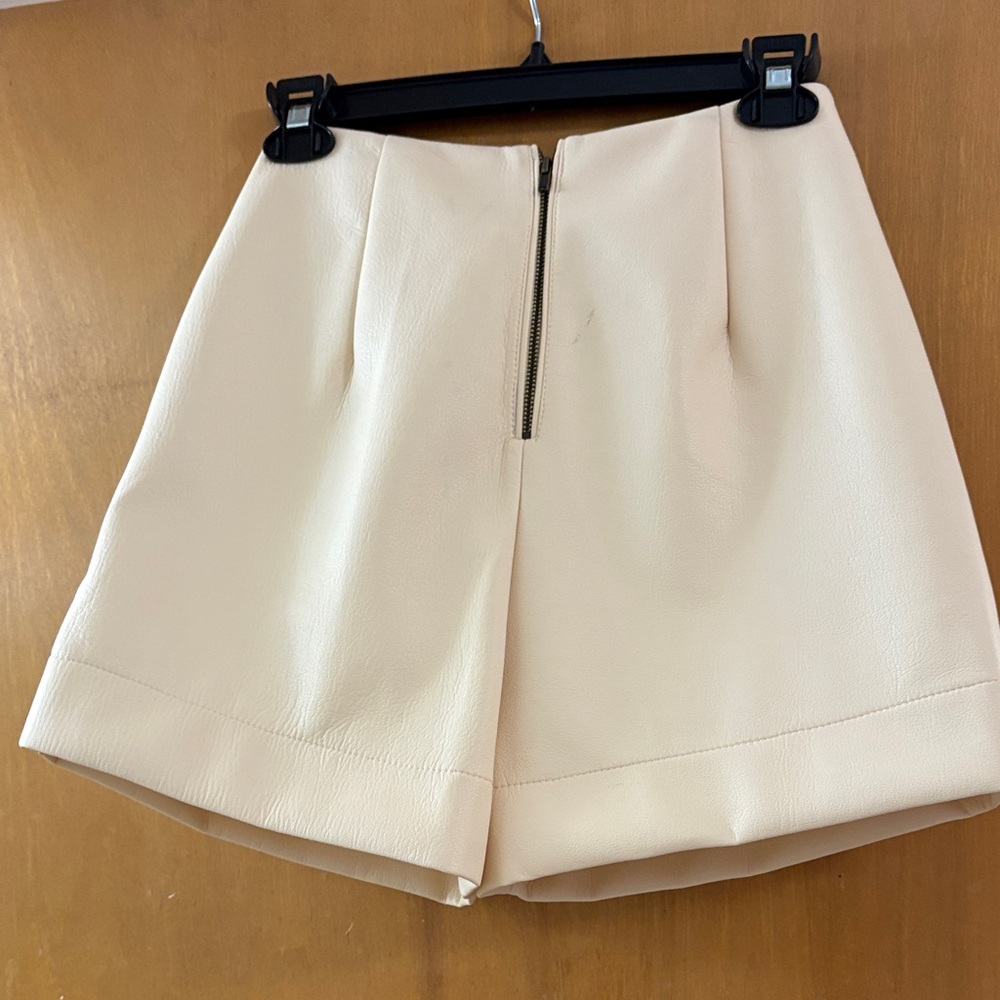 Marie Oliver Pale Cream High-Waist Tailored Shorts - Picture 2 of 7